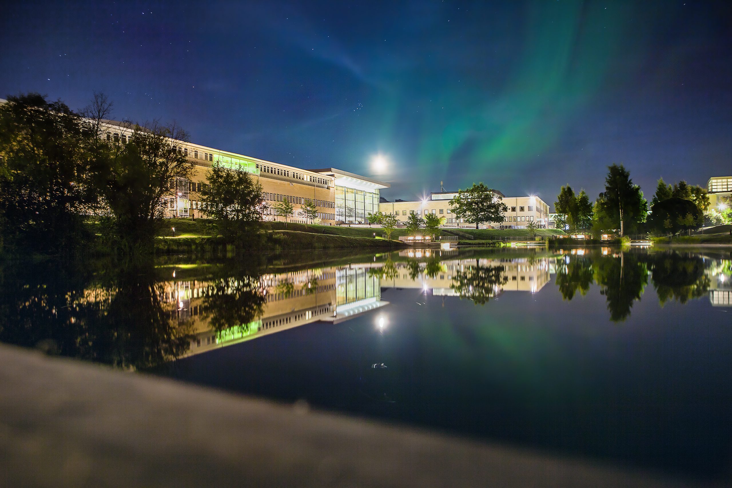 Umeå University at night wirh the northern lights in the sky. Photo: Mattias Pettersson