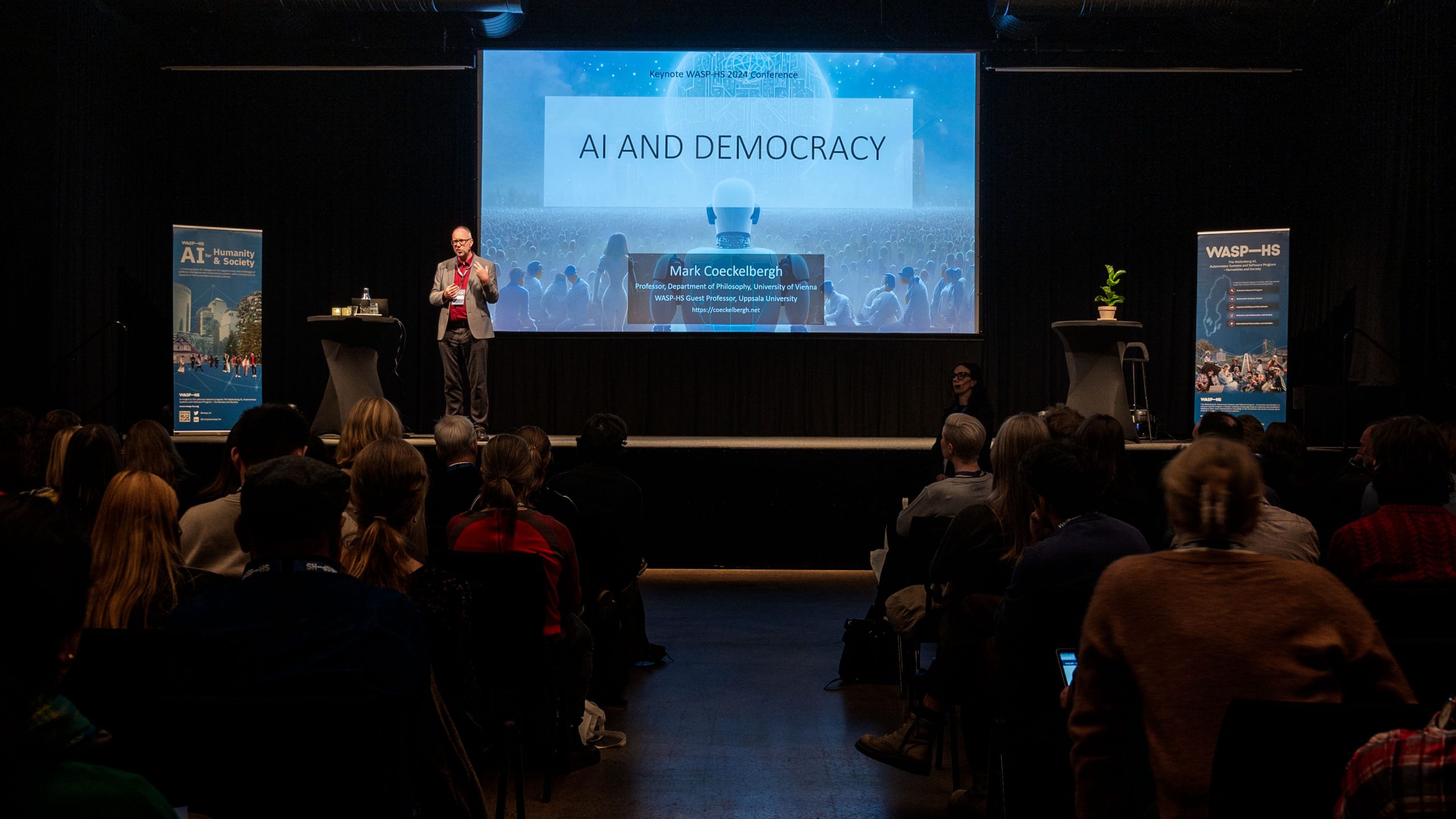 Mark Coeckelbergh speaks about AI och democracay infront of conference guests.